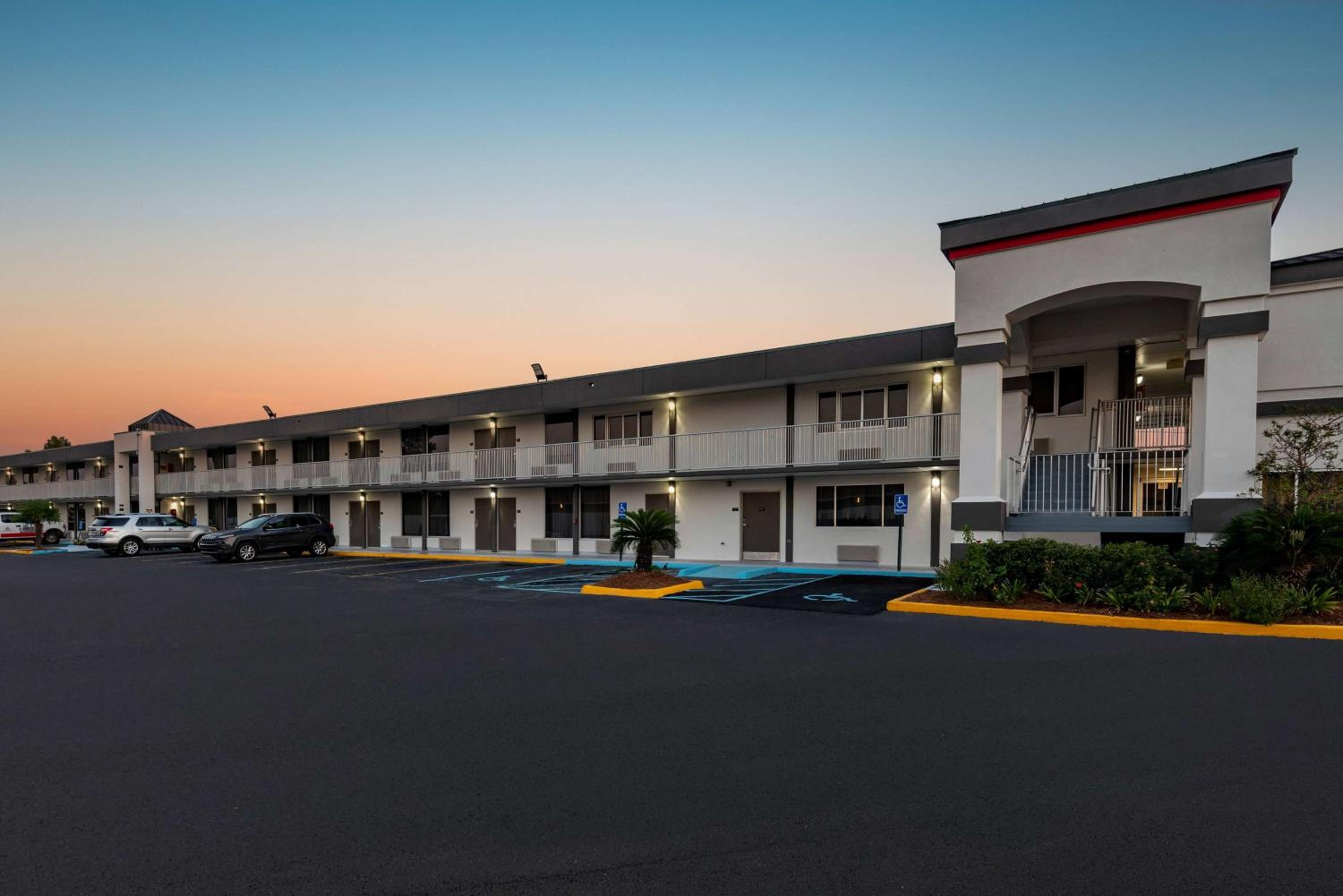 Super 8 by Wyndham Baton Rouge/I-10 view 5