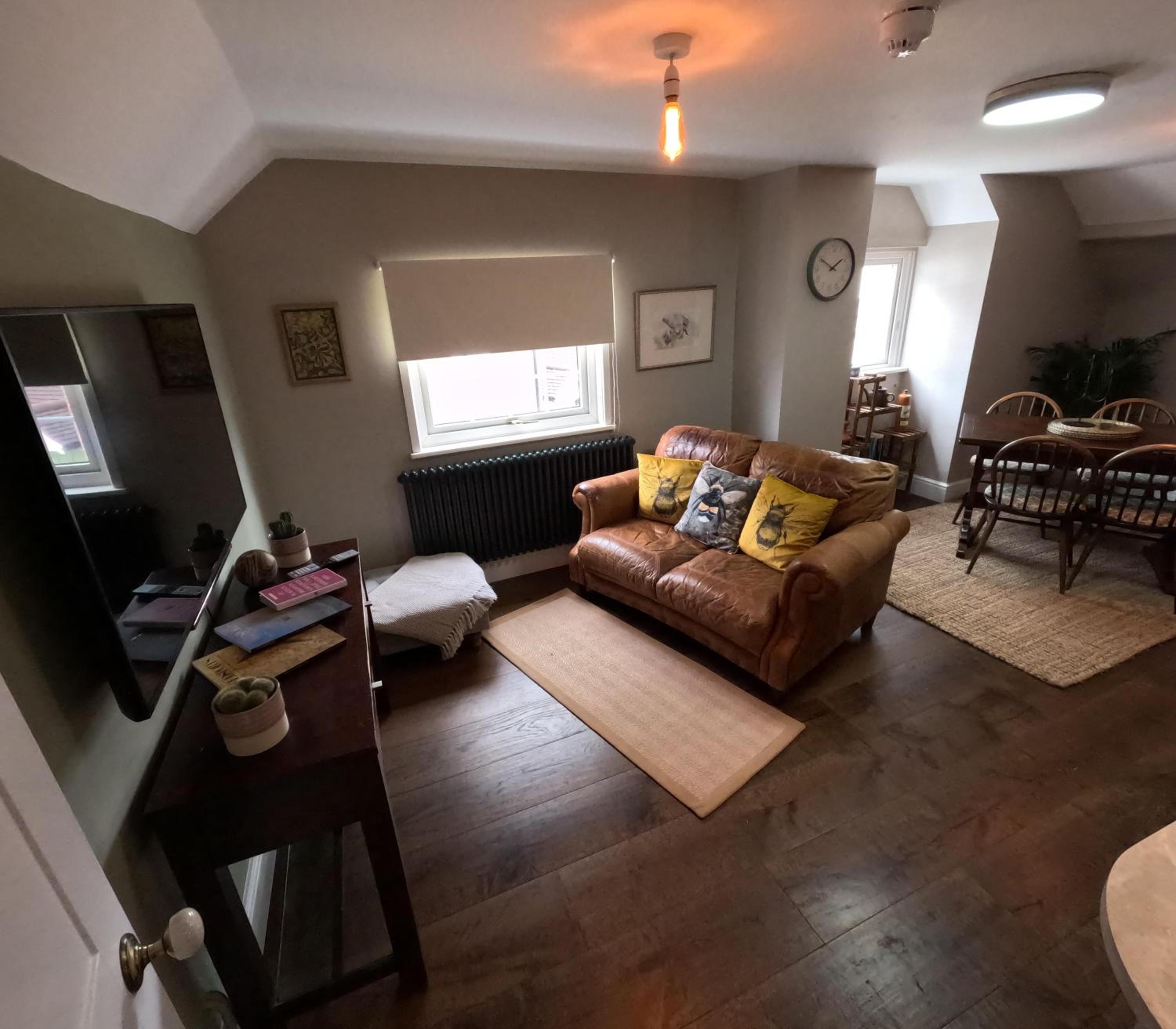 Royal Oak Retreat - Sleeps 6 Pub & Pet Friendly