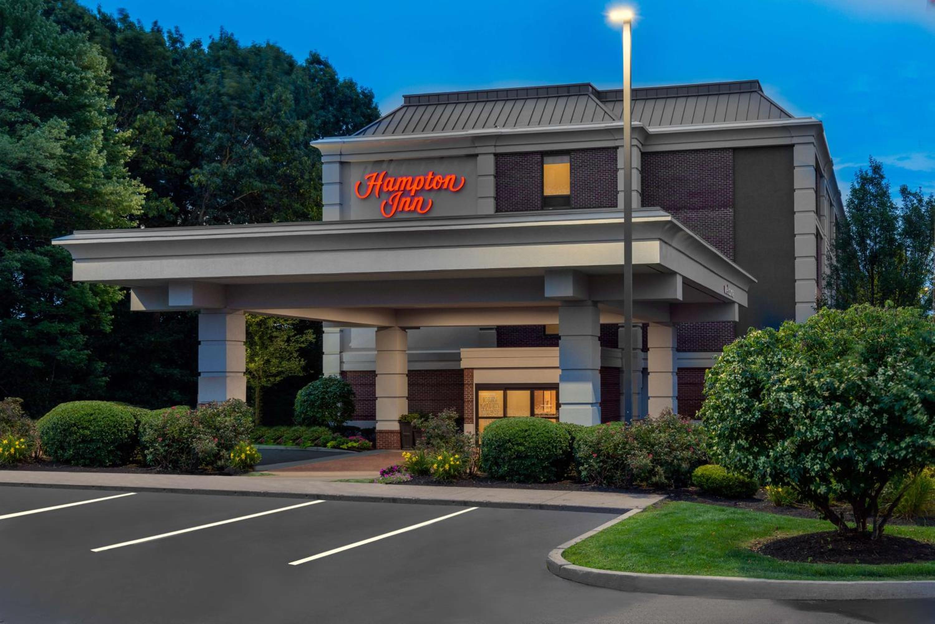 Hotel Hampton Inn Hartford Airport - Image 1