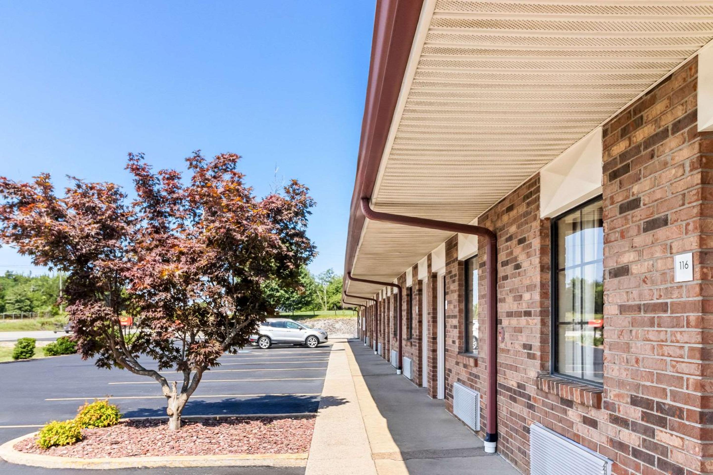 Russellville Vacations - Econo Lodge - Property Image 1