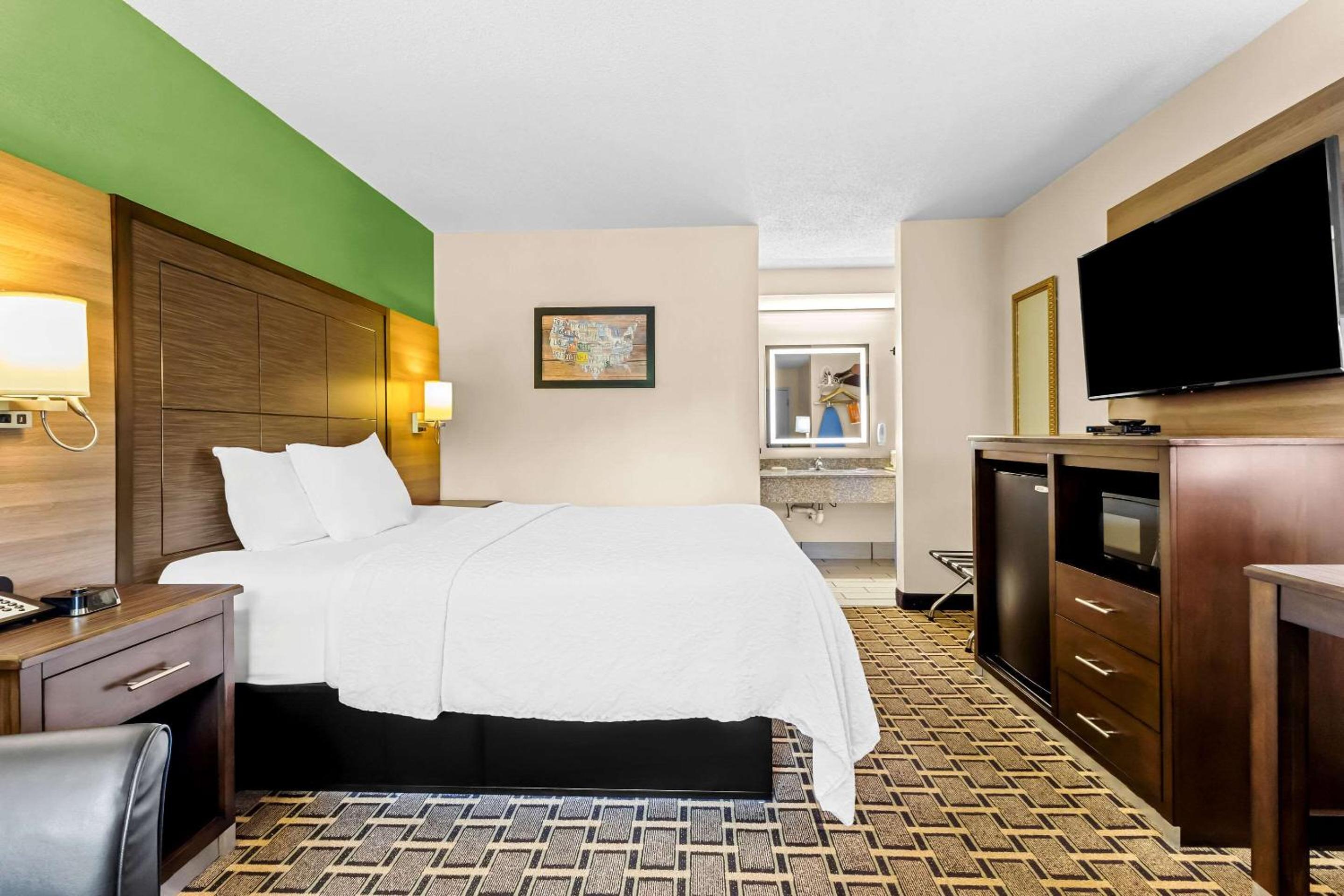 Russellville Vacations - Econo Lodge - Property Image 2