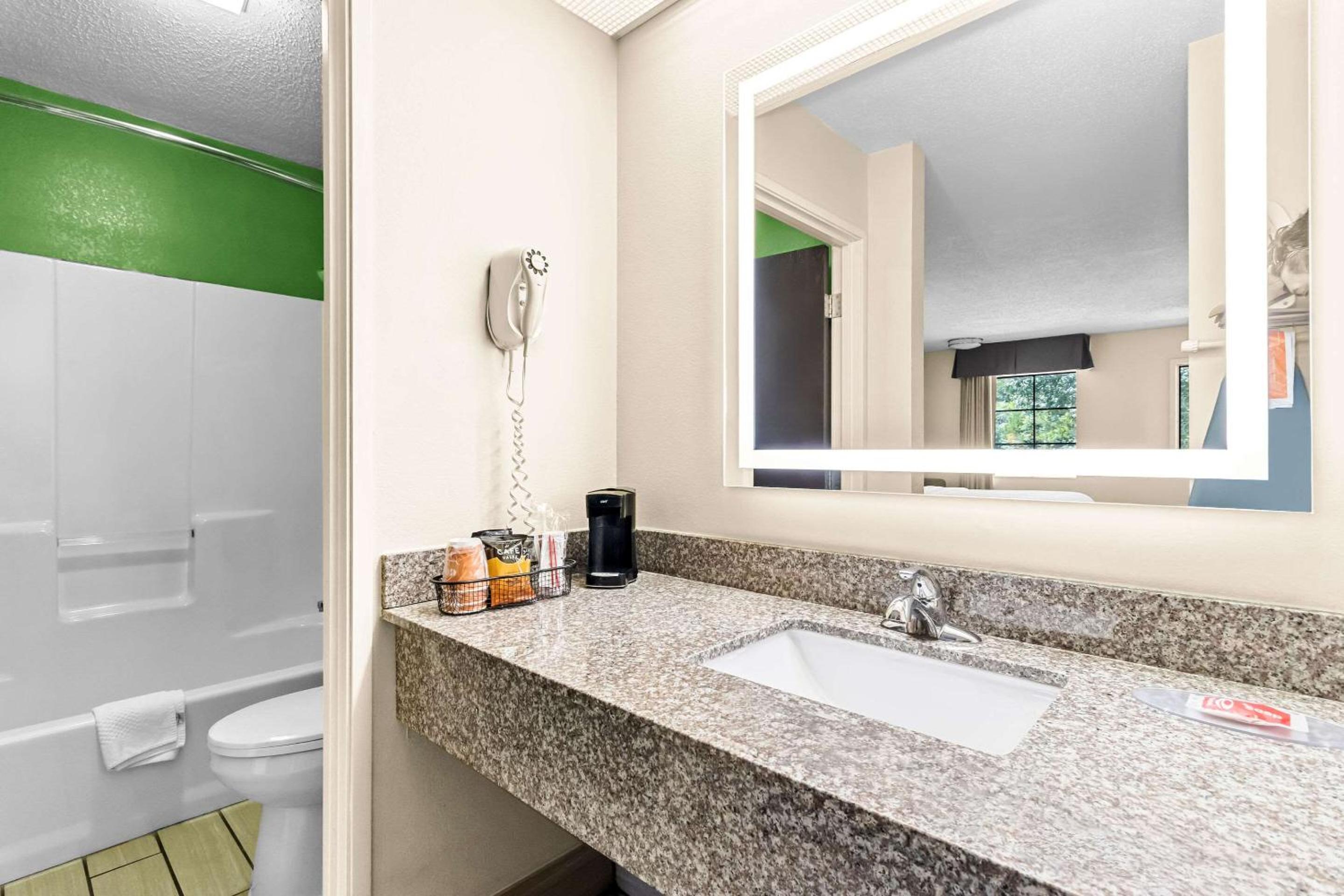 Russellville Vacations - Econo Lodge - Property Image 12