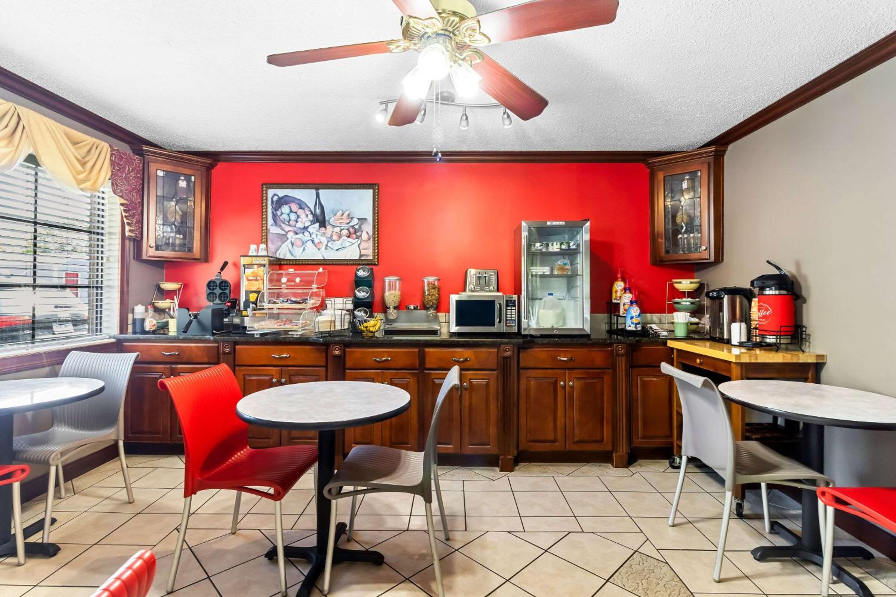 Russellville Vacations - Econo Lodge - Property Image 9