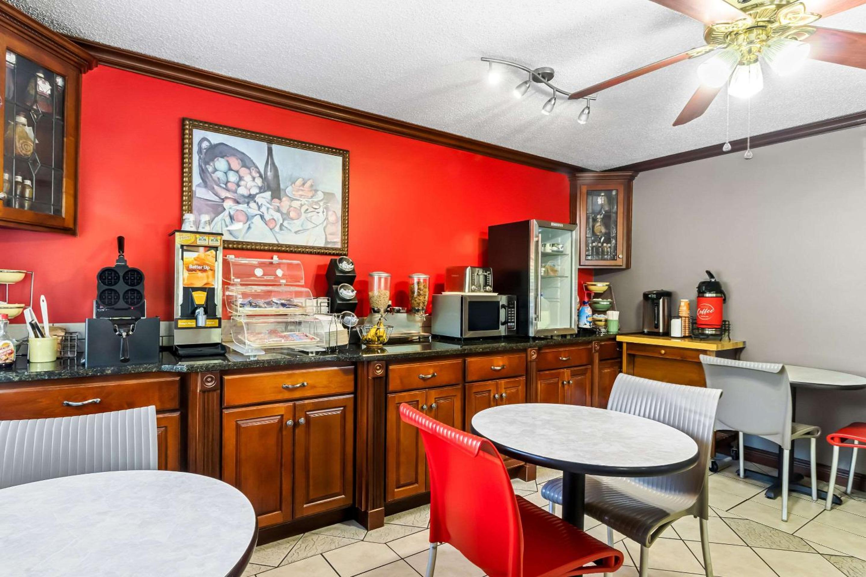 Russellville Vacations - Econo Lodge - Property Image 8