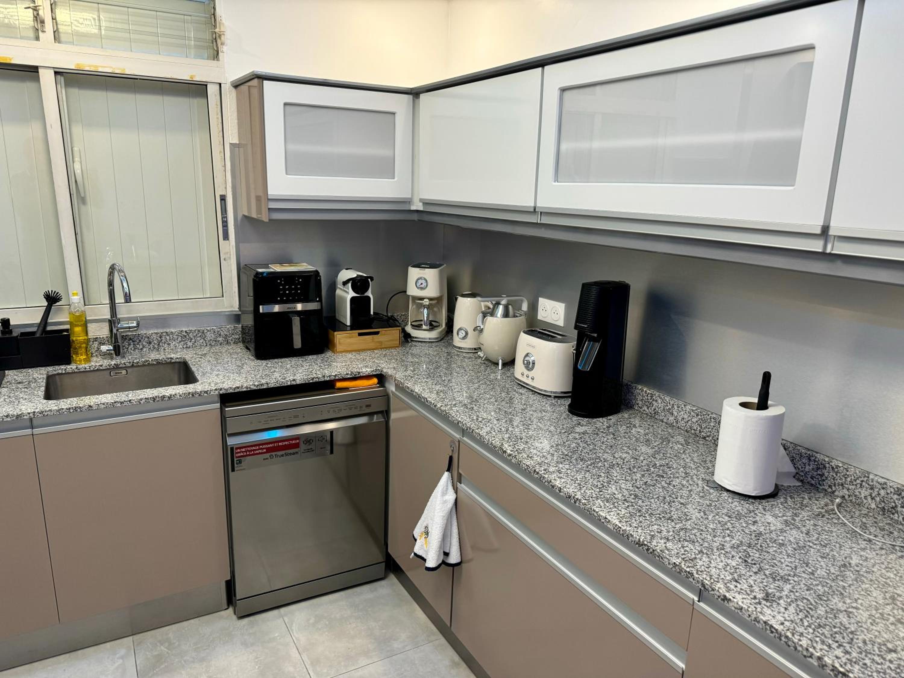 NEW comfortable and modern apartment near Jarry businesses view 3