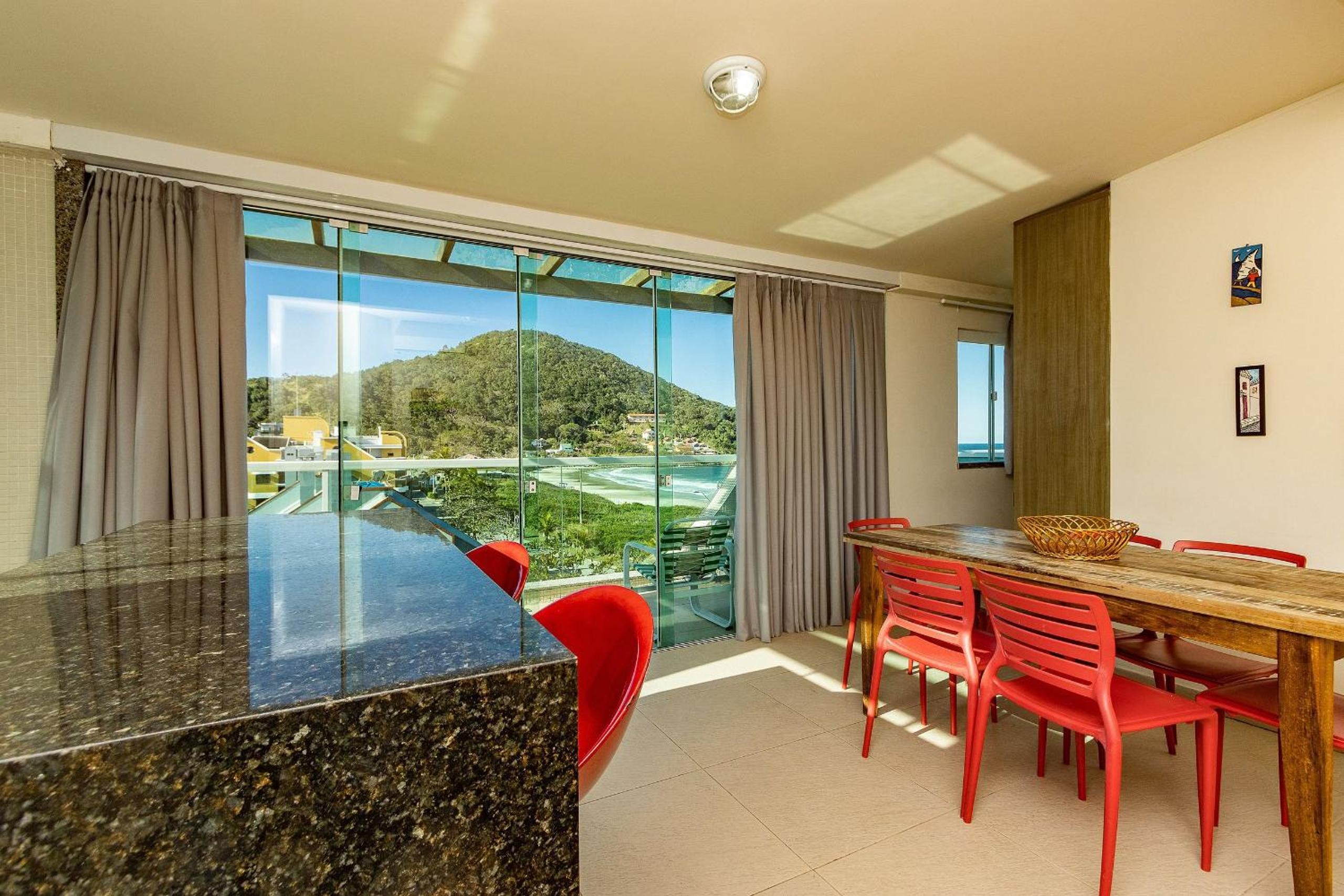 Solar das Ilhas 303 – Linda Cobertura Duplex com Piscina Privativa e Vista Panorâmica para o Mar de Quatro Ilhas.
