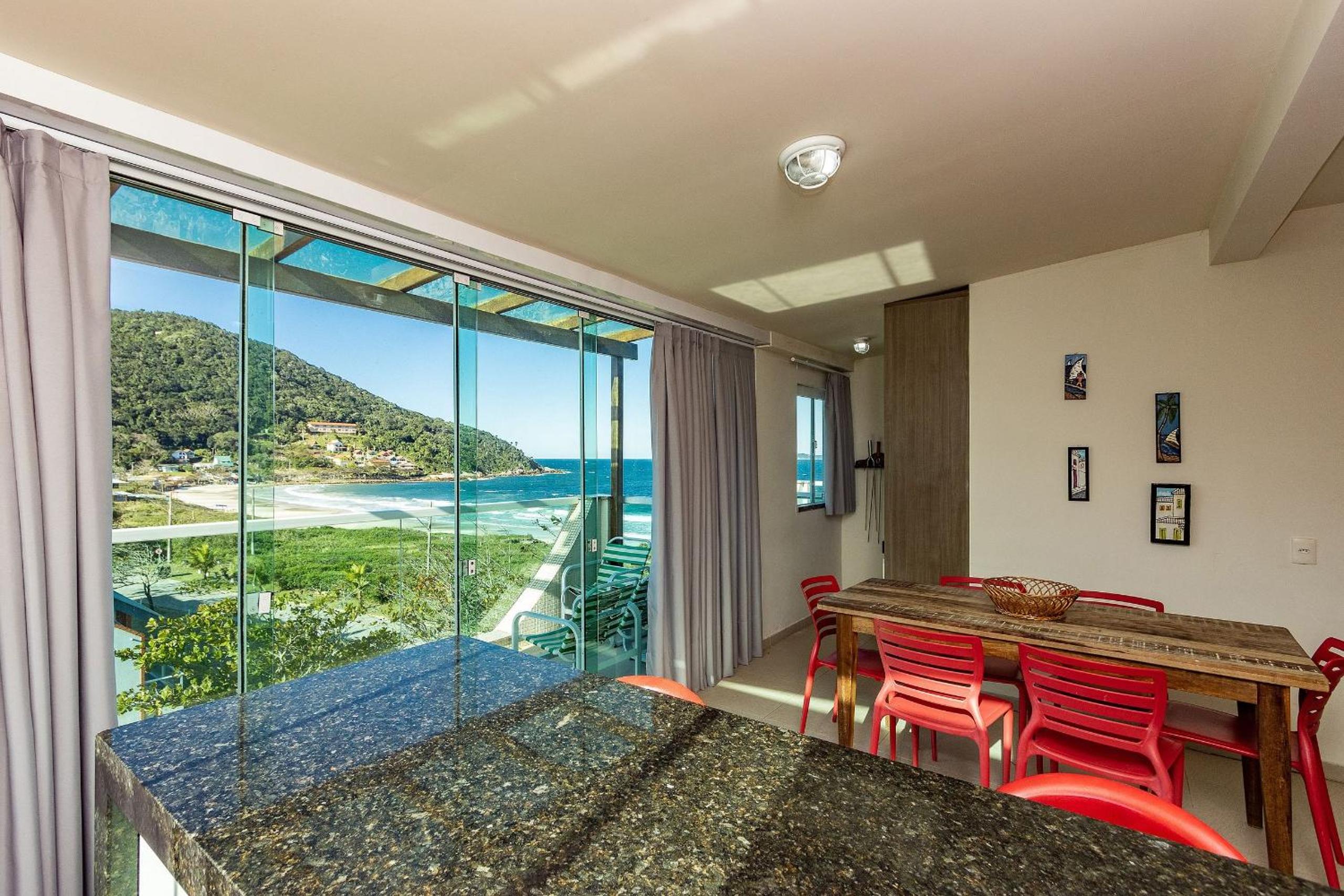 Solar das Ilhas 303 – Linda Cobertura Duplex com Piscina Privativa e Vista Panorâmica para o Mar de Quatro Ilhas.
