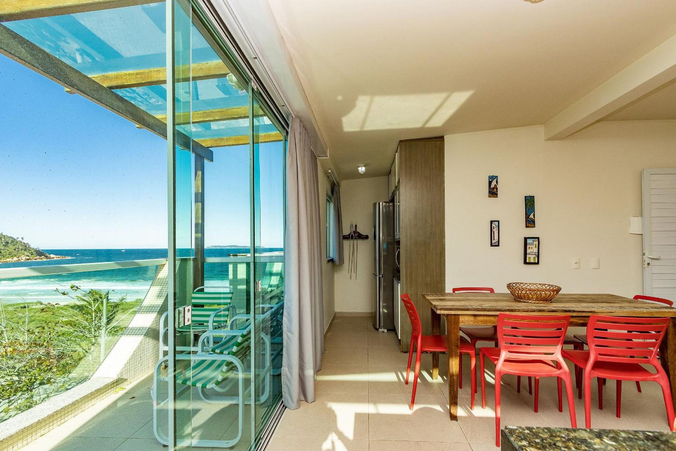 Solar das Ilhas 303 – Linda Cobertura Duplex com Piscina Privativa e Vista Panorâmica para o Mar de Quatro Ilhas.