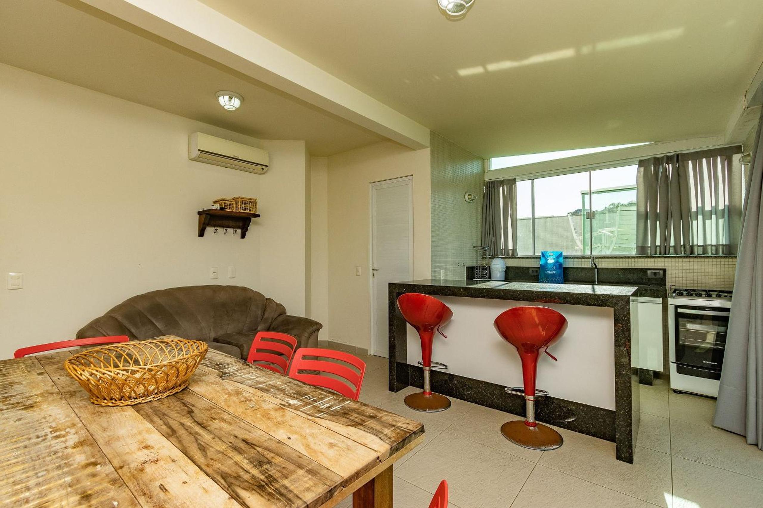 Solar das Ilhas 303 – Linda Cobertura Duplex com Piscina Privativa e Vista Panorâmica para o Mar de Quatro Ilhas.