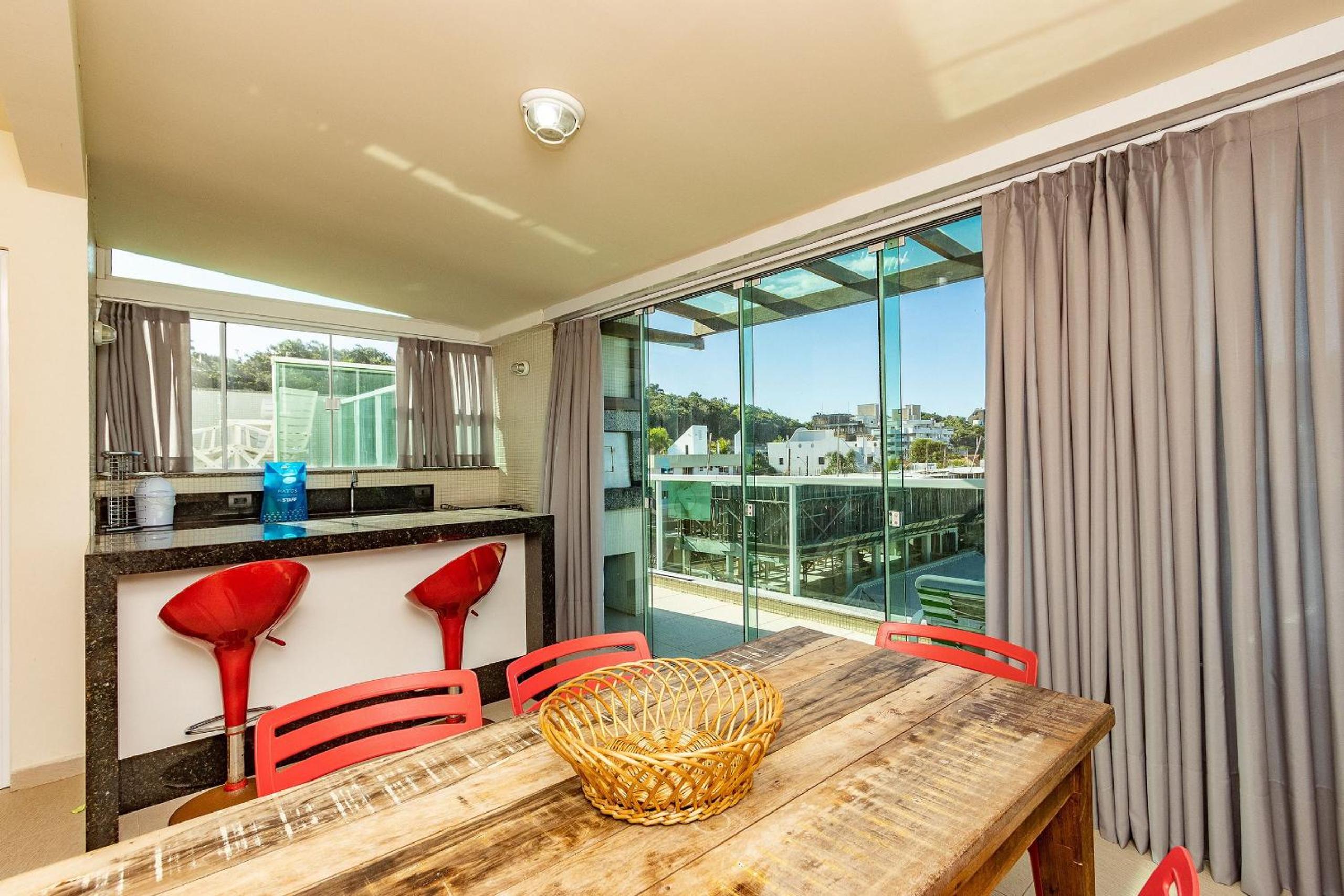 Solar das Ilhas 303 – Linda Cobertura Duplex com Piscina Privativa e Vista Panorâmica para o Mar de Quatro Ilhas.