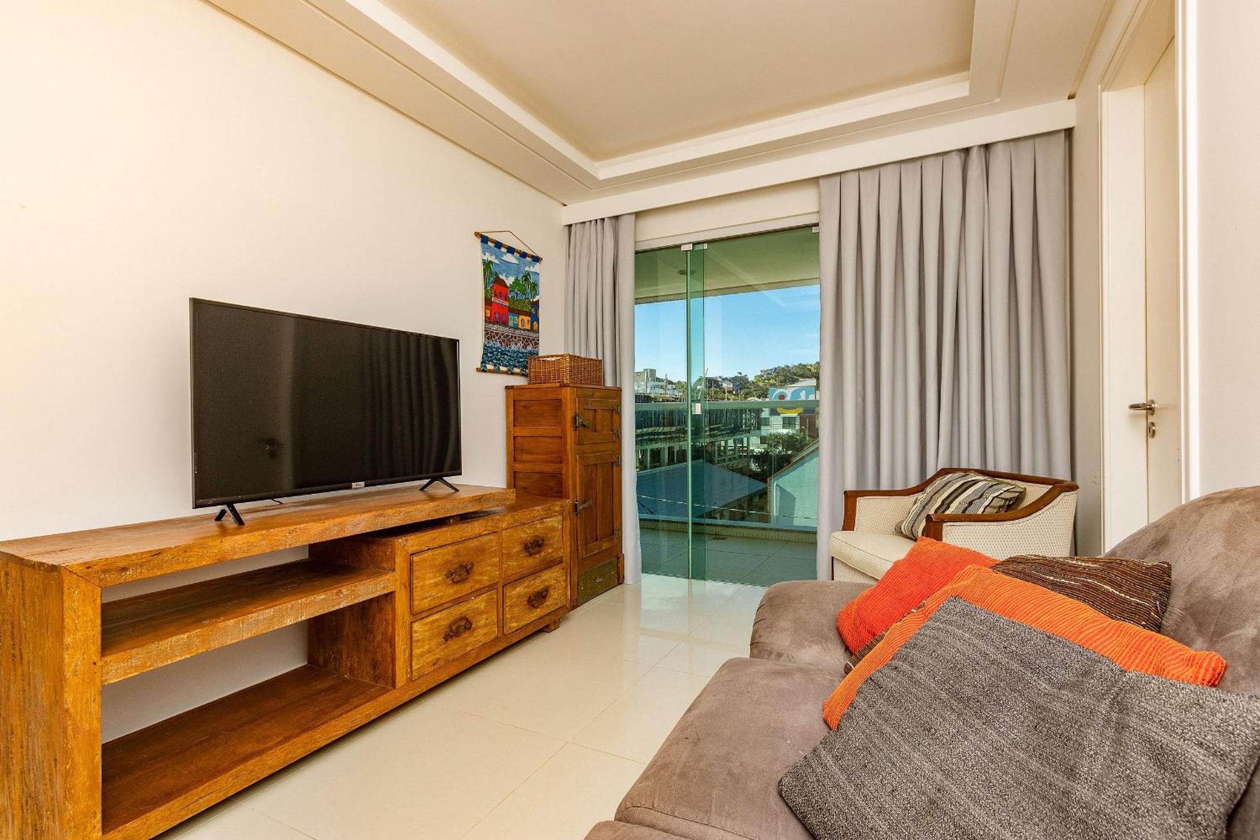 Solar das Ilhas 303 – Linda Cobertura Duplex com Piscina Privativa e Vista Panorâmica para o Mar de Quatro Ilhas.