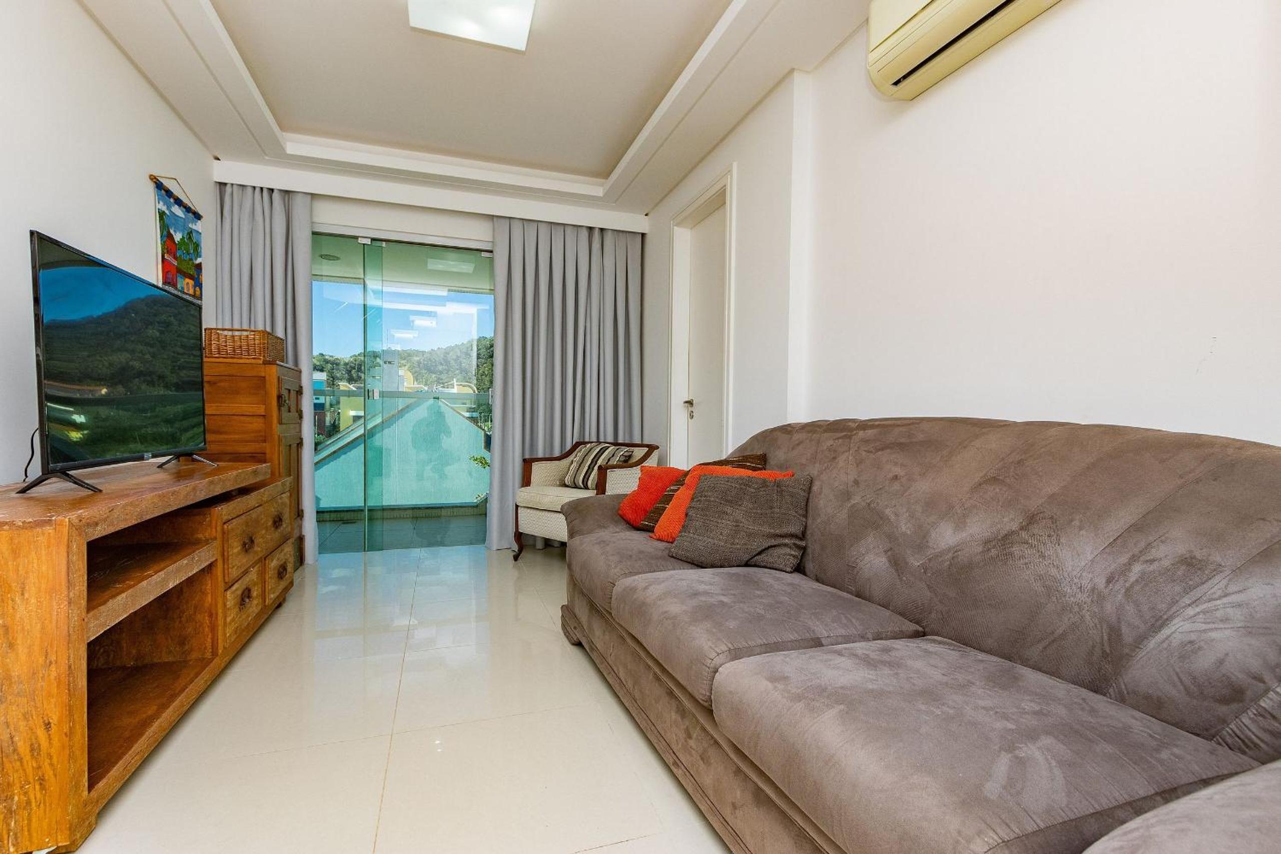 Solar das Ilhas 303 – Linda Cobertura Duplex com Piscina Privativa e Vista Panorâmica para o Mar de Quatro Ilhas.