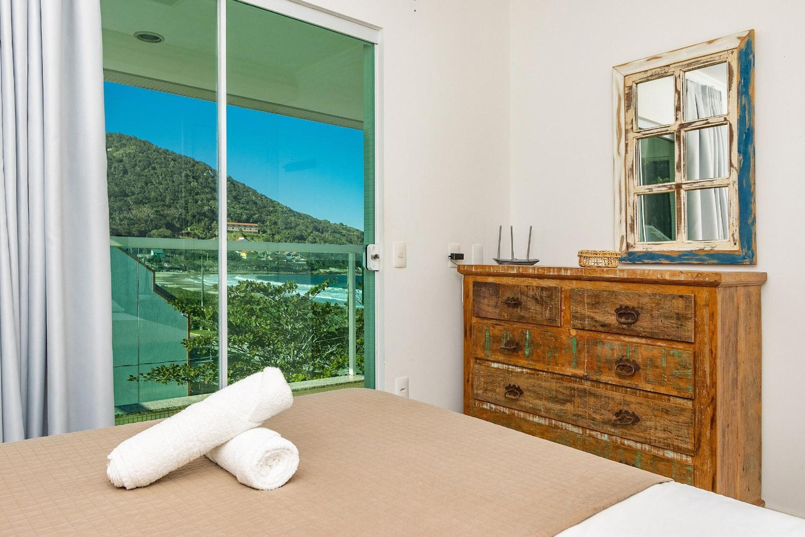 Solar das Ilhas 303 – Linda Cobertura Duplex com Piscina Privativa e Vista Panorâmica para o Mar de Quatro Ilhas.