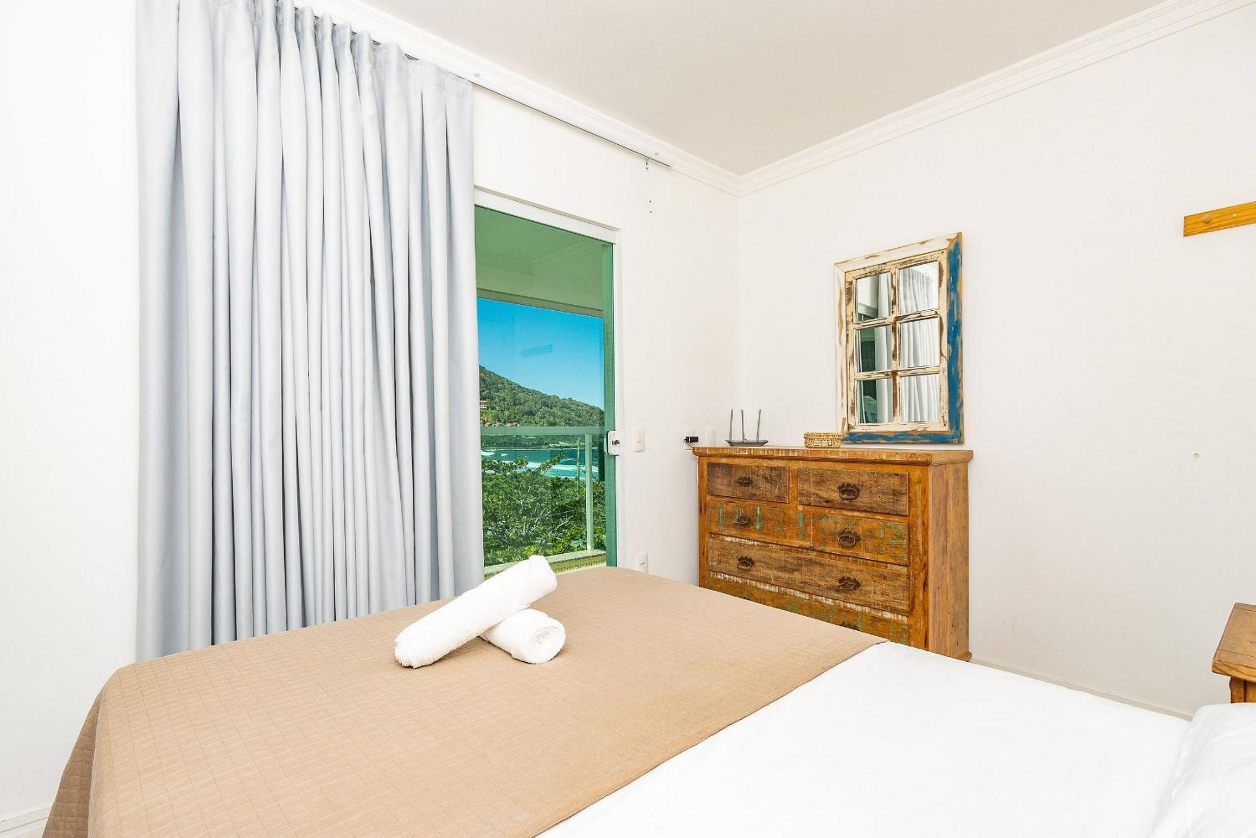 Solar das Ilhas 303 – Linda Cobertura Duplex com Piscina Privativa e Vista Panorâmica para o Mar de Quatro Ilhas.
