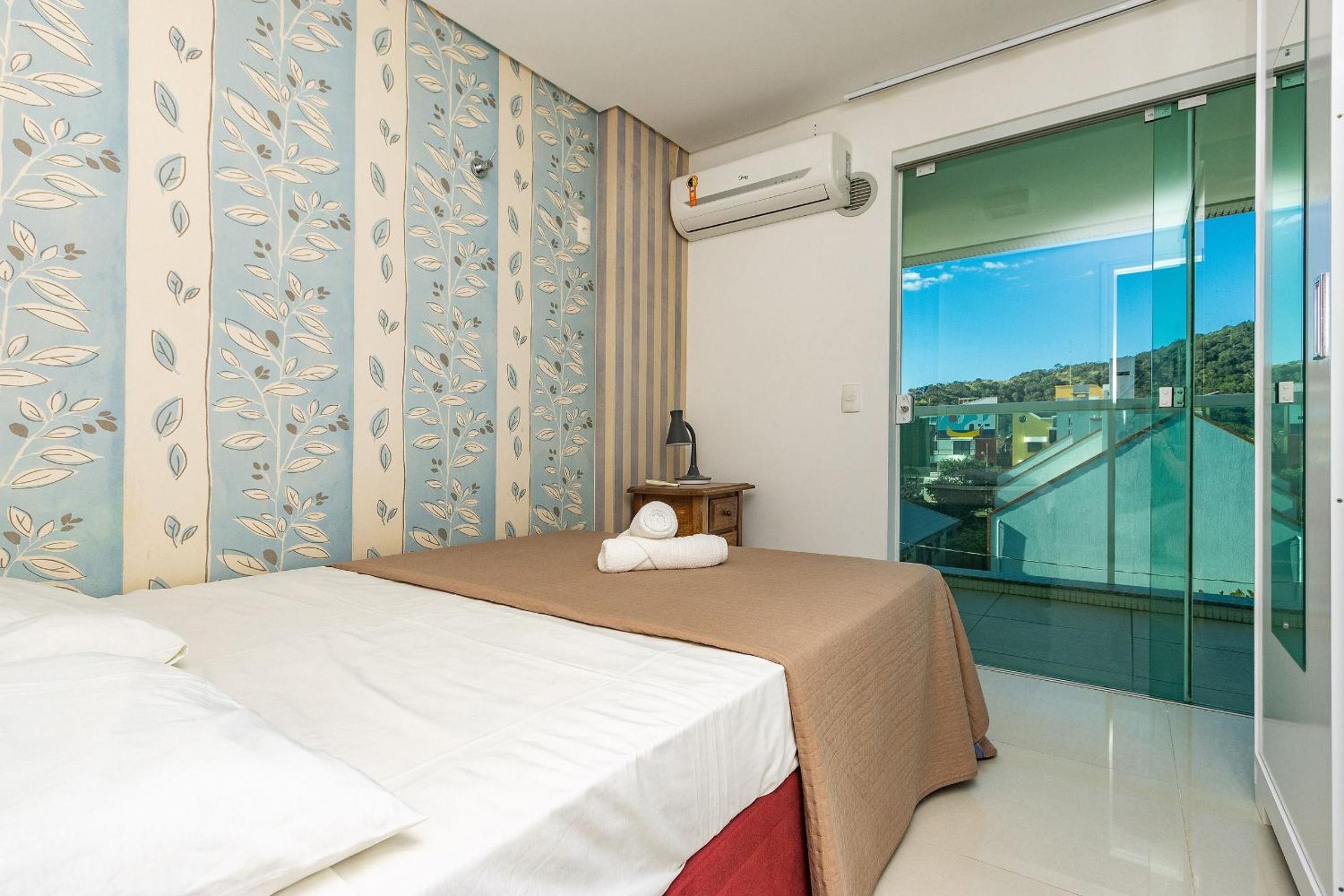 Solar das Ilhas 303 – Linda Cobertura Duplex com Piscina Privativa e Vista Panorâmica para o Mar de Quatro Ilhas.
