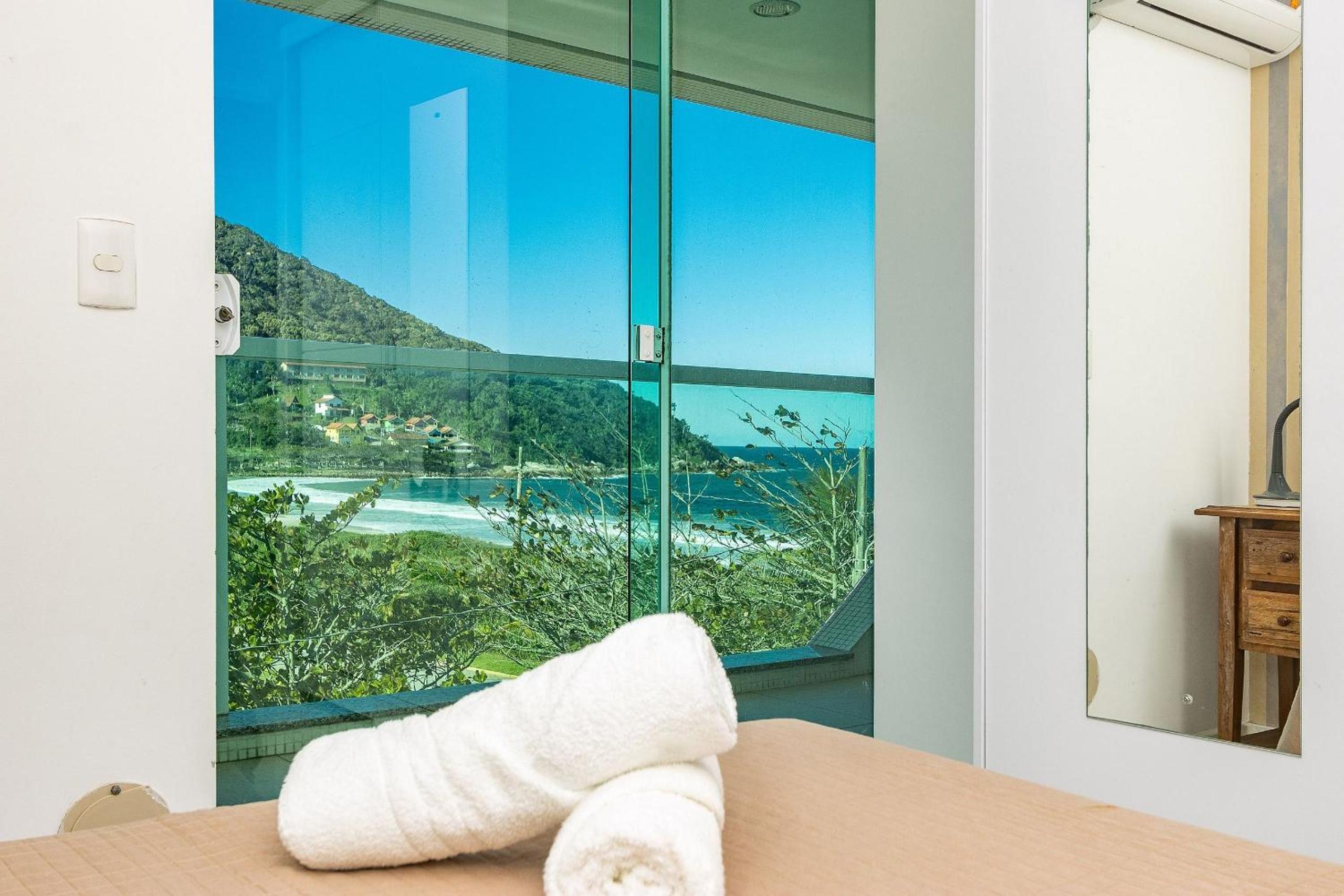 Solar das Ilhas 303 – Linda Cobertura Duplex com Piscina Privativa e Vista Panorâmica para o Mar de Quatro Ilhas.