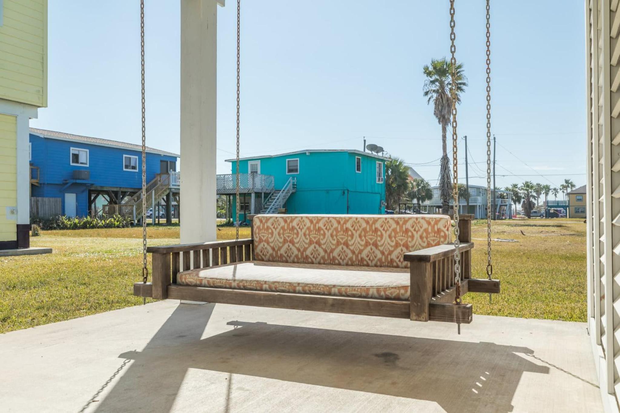 Blue Haven - Cozy, Cute, Just a Skip to the Shore! view 2