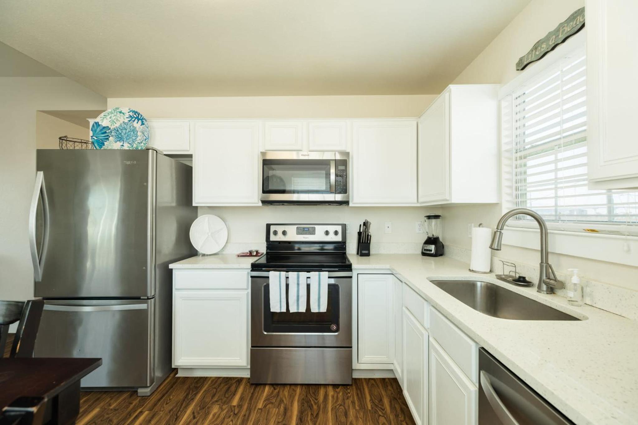 Blue Haven - Cozy, Cute, Just a Skip to the Shore! view 4