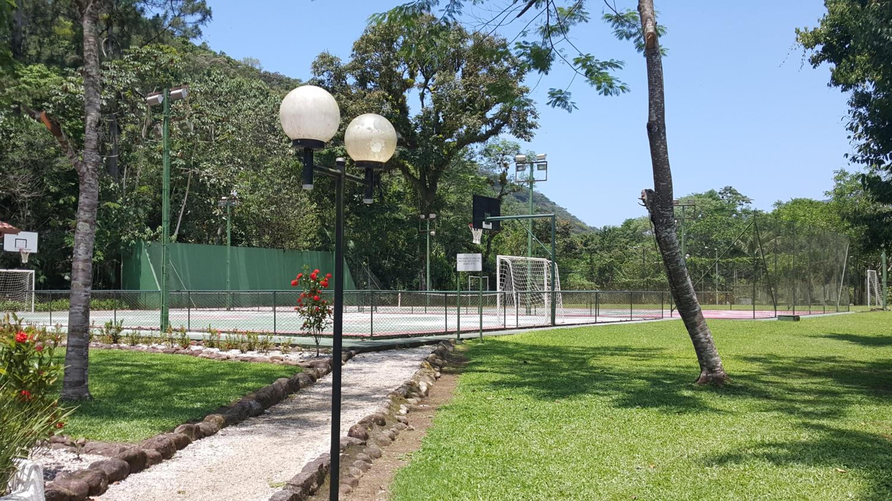 Caso em condomínio com lago, serra, campo e mar