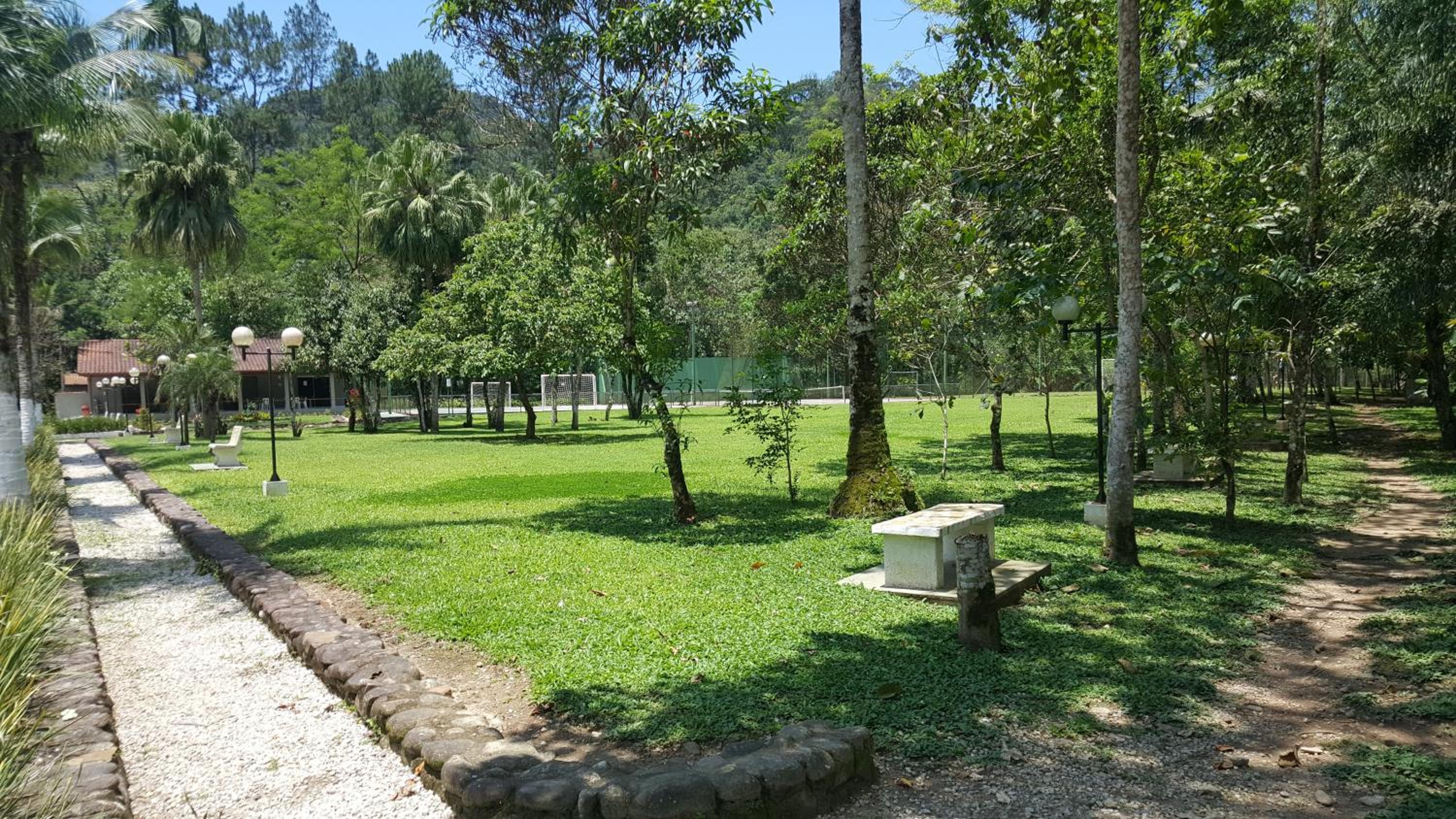 Caso em condomínio com lago, serra, campo e mar