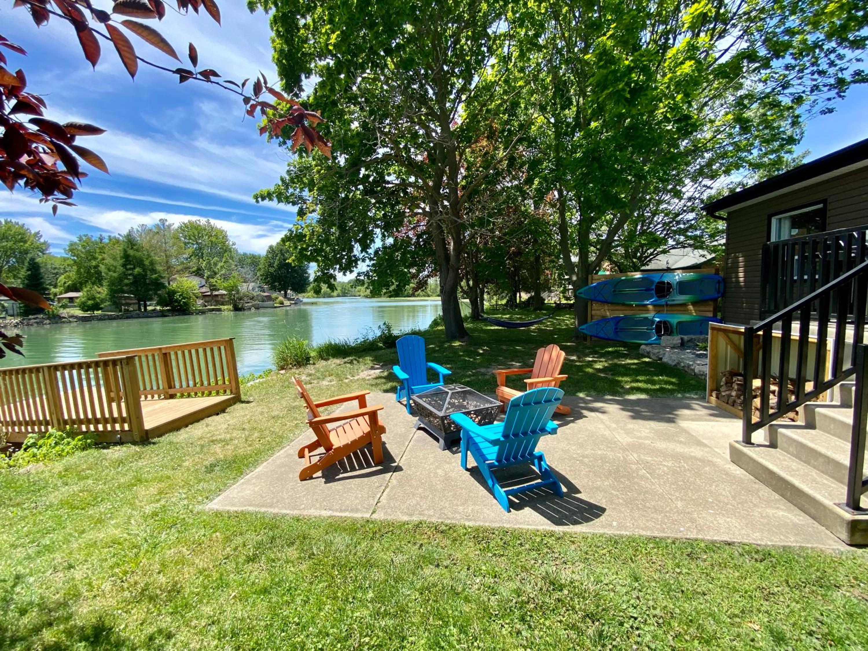 Creekside Cottage - kayak, SUP, fishing, game room, steps to the beach