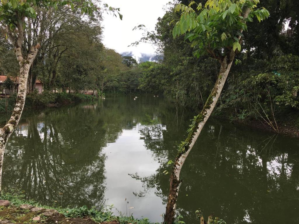 Caso em condomínio com lago, serra, campo e mar