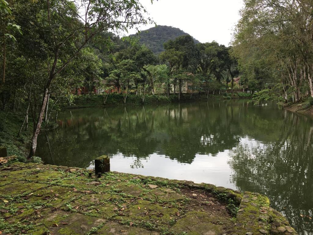 Caso em condomínio com lago, serra, campo e mar