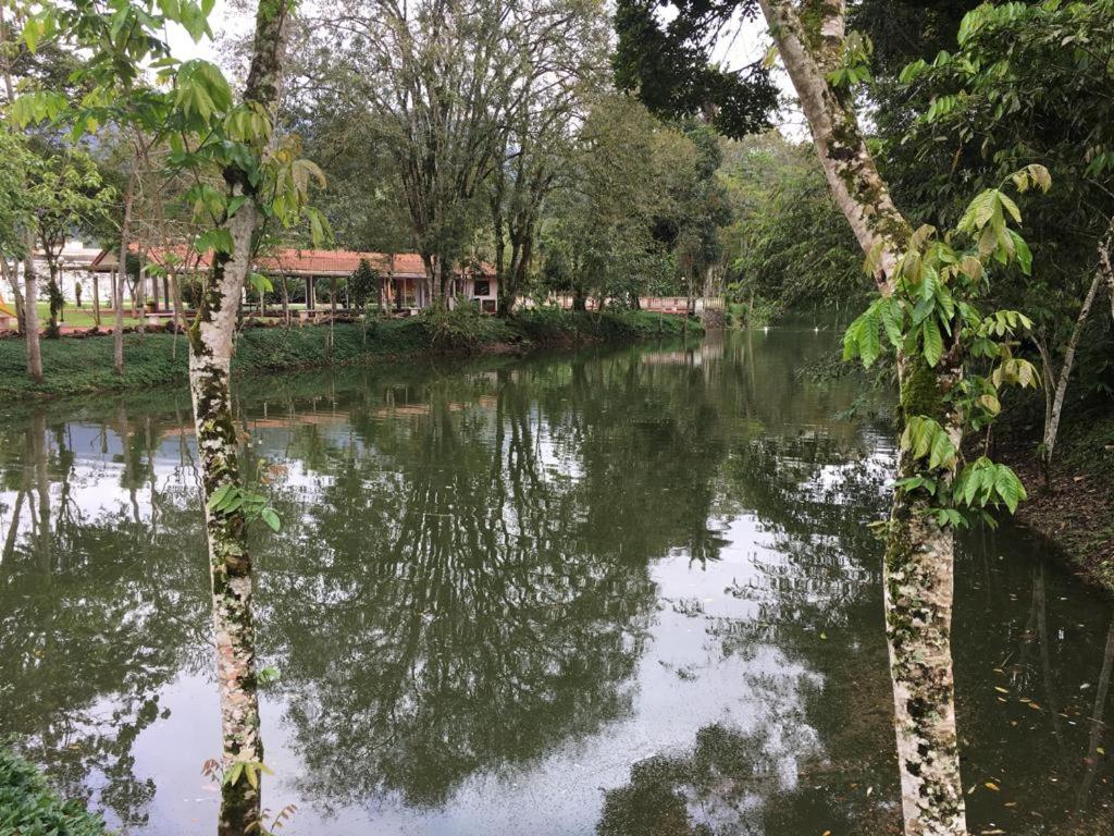 Caso em condomínio com lago, serra, campo e mar