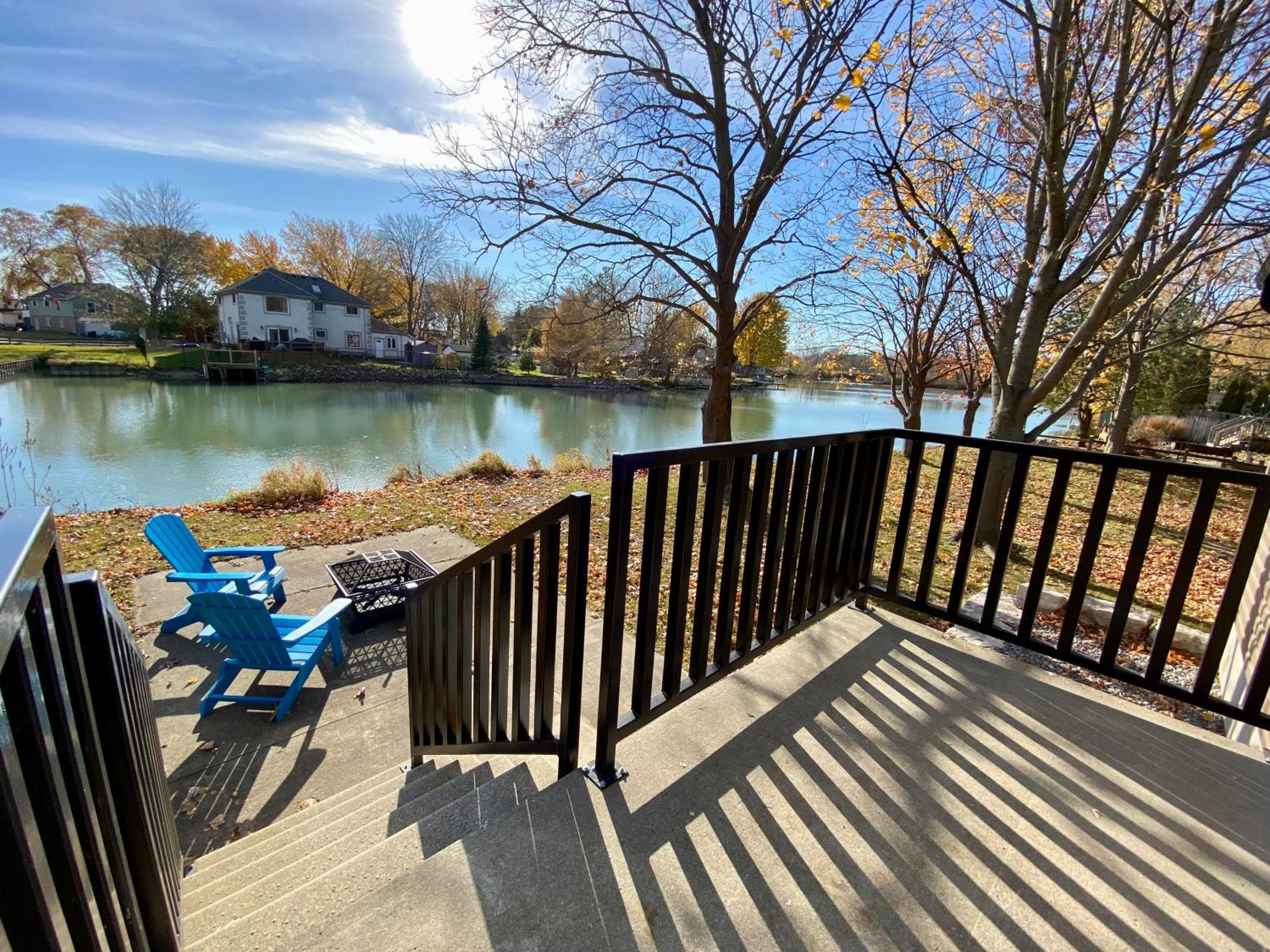 Creekside Cottage - kayak, SUP, fishing, game room, steps to the beach