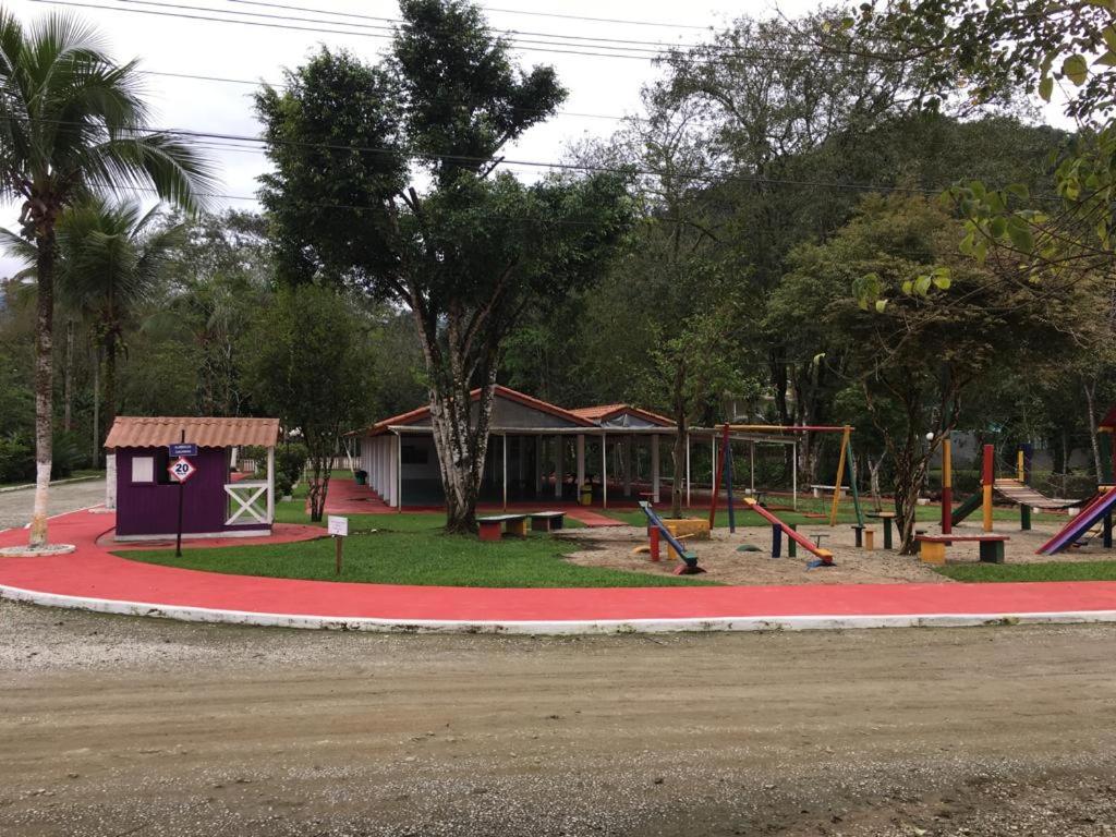 Caso em condomínio com lago, serra, campo e mar