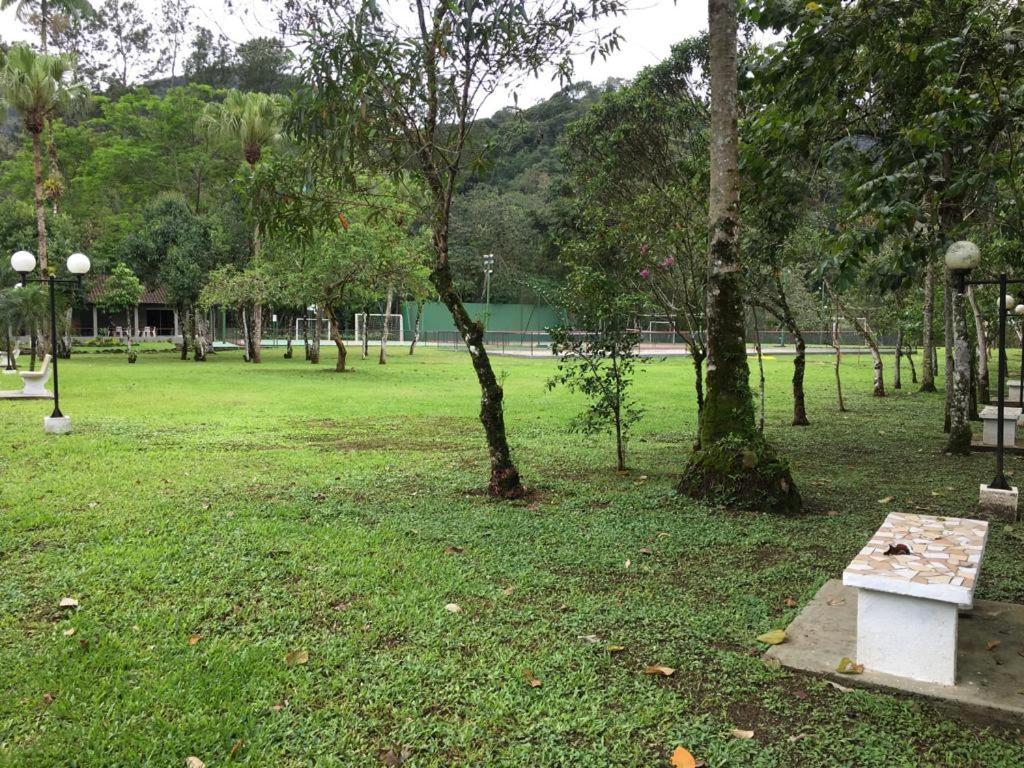 Caso em condomínio com lago, serra, campo e mar