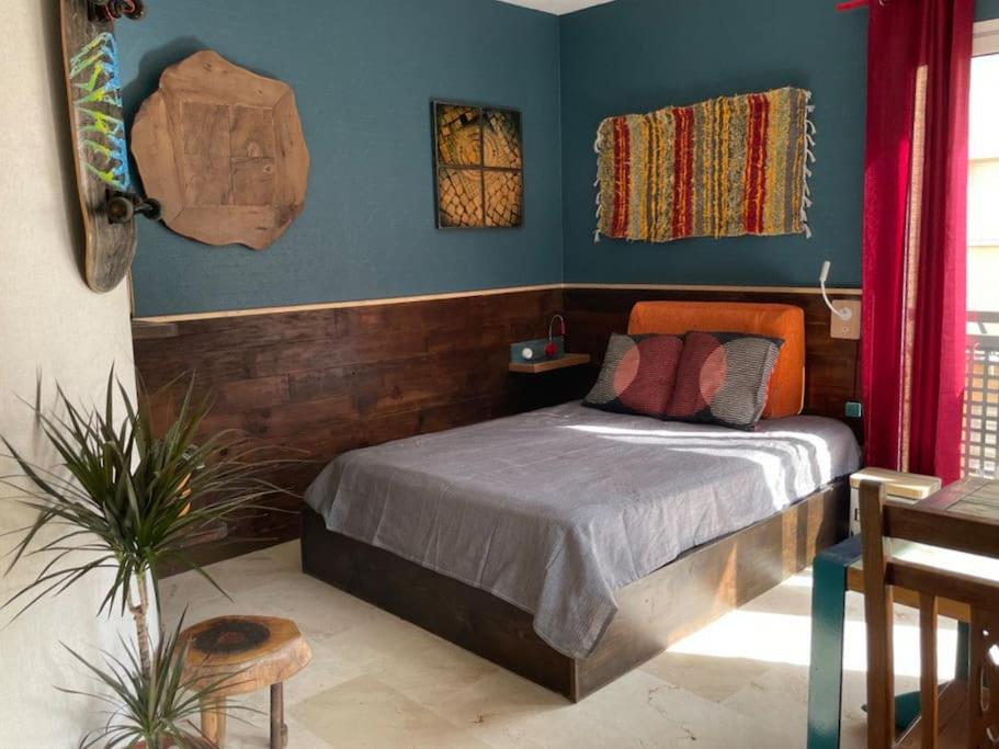 Chic & Practical Studio, 5 min to center & beach view 3