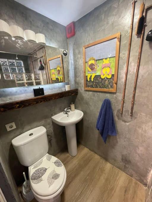 Chic & Practical Studio, 5 min to center & beach view 4