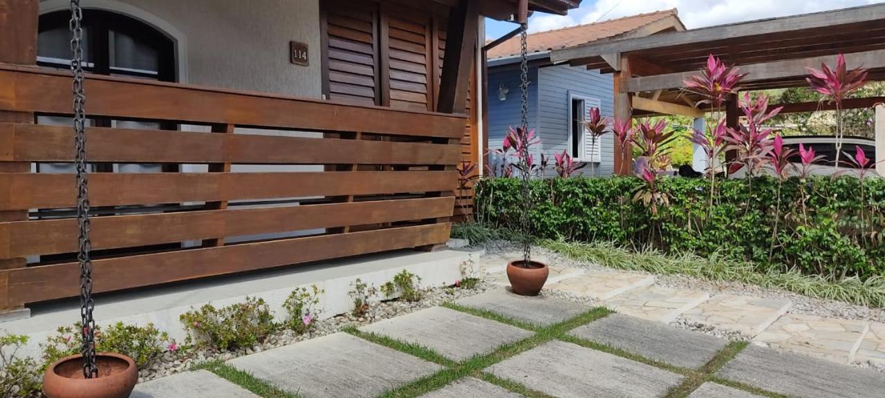 Casa em condômino, com piscina, próxima à serra e ao mar