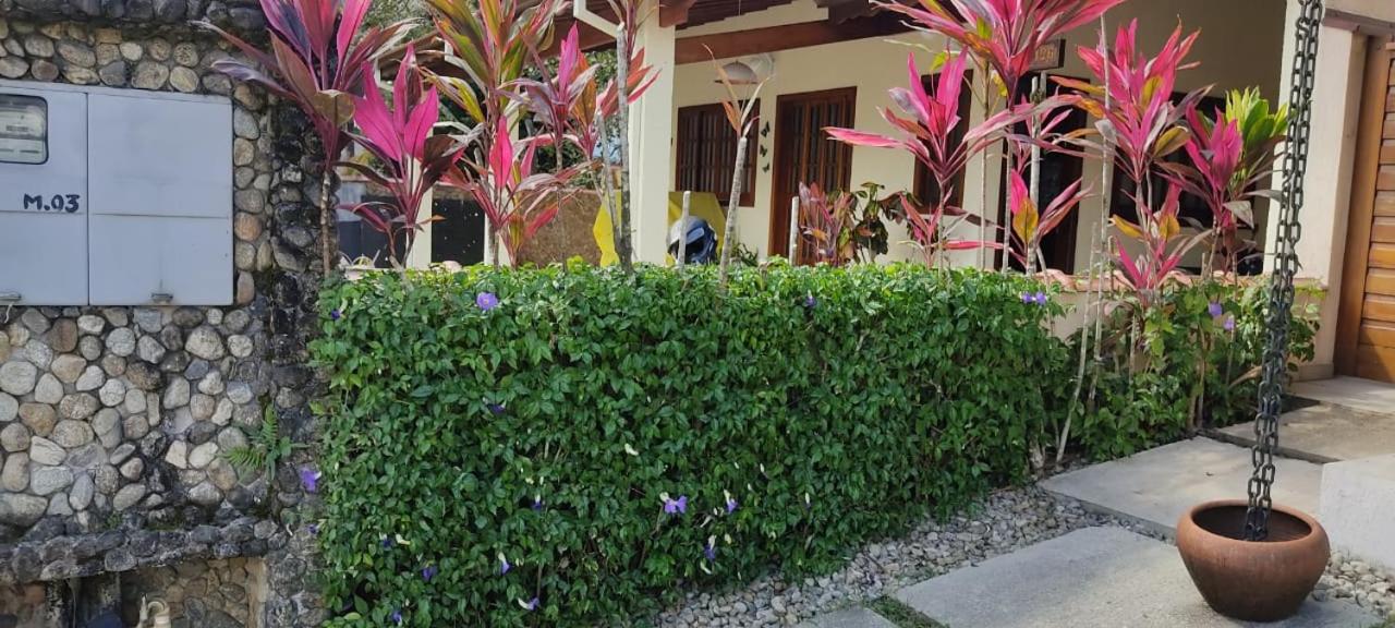 Casa em condômino, com piscina, próxima à serra e ao mar