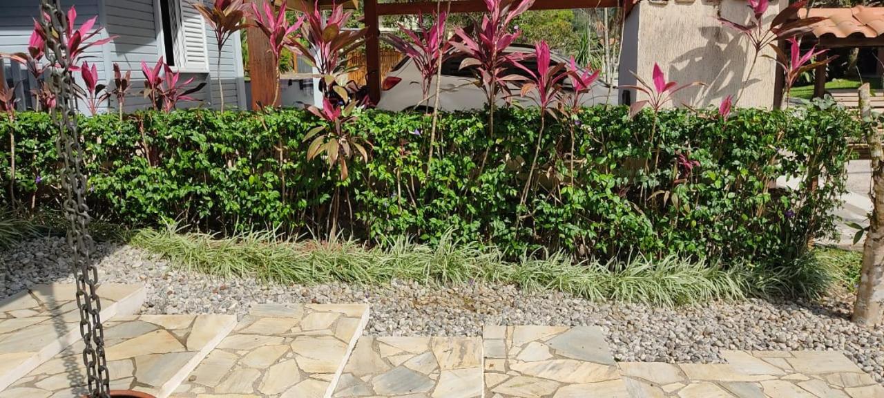 Casa em condômino, com piscina, próxima à serra e ao mar