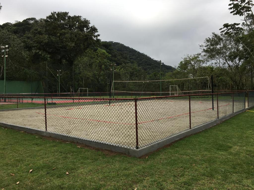 Casa em condômino, com piscina, próxima à serra e ao mar
