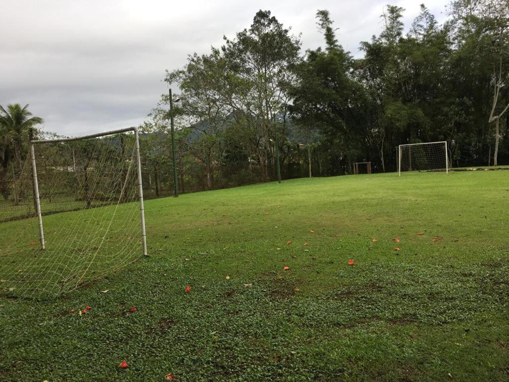 Casa em condômino, com piscina, próxima à serra e ao mar