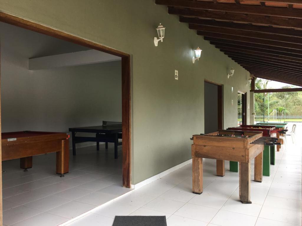 Casa em condômino, com piscina, próxima à serra e ao mar