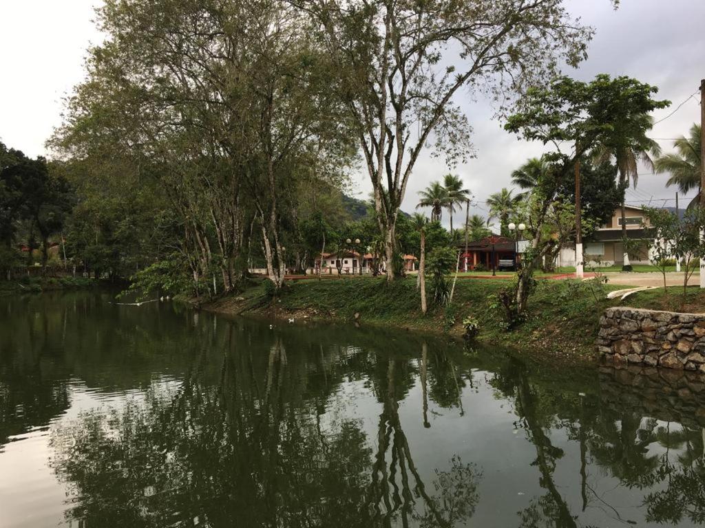 Casa em condômino, com piscina, próxima à serra e ao mar
