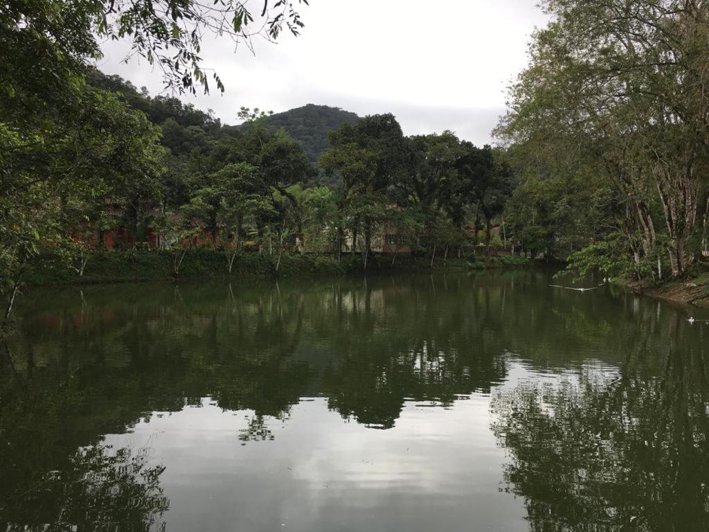 Casa em condômino, com piscina, próxima à serra e ao mar