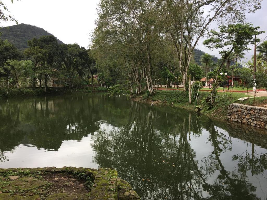 Casa em condômino, com piscina, próxima à serra e ao mar