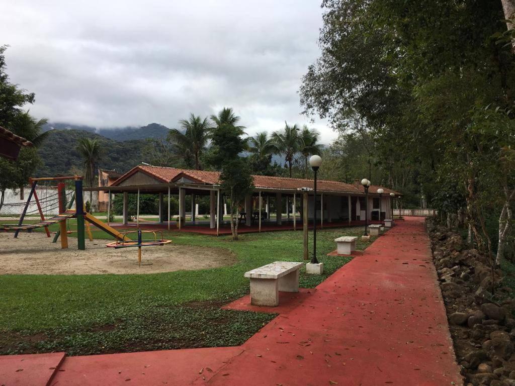Casa em condômino, com piscina, próxima à serra e ao mar