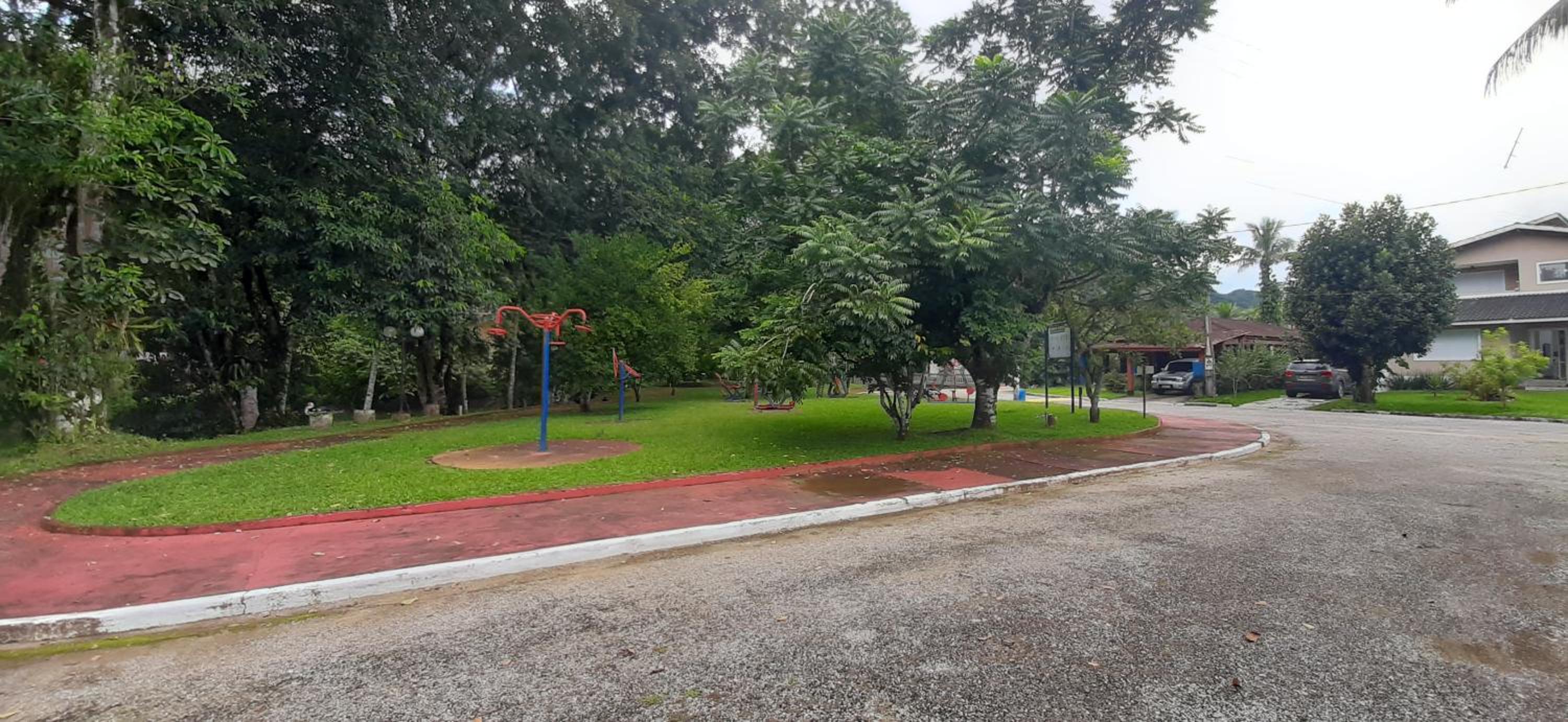 Casa em condômino, com piscina, próxima à serra e ao mar