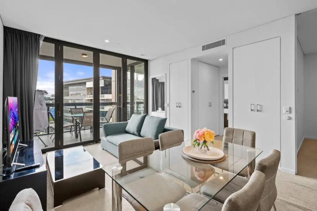 Elegant Urban Hideaway - Private Luxury Residential Apartment, walk to South Bank & Free Carpark