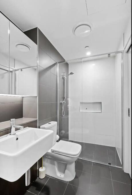Elegant Urban Hideaway - Private Luxury Residential Apartment, walk to South Bank & Free Carpark