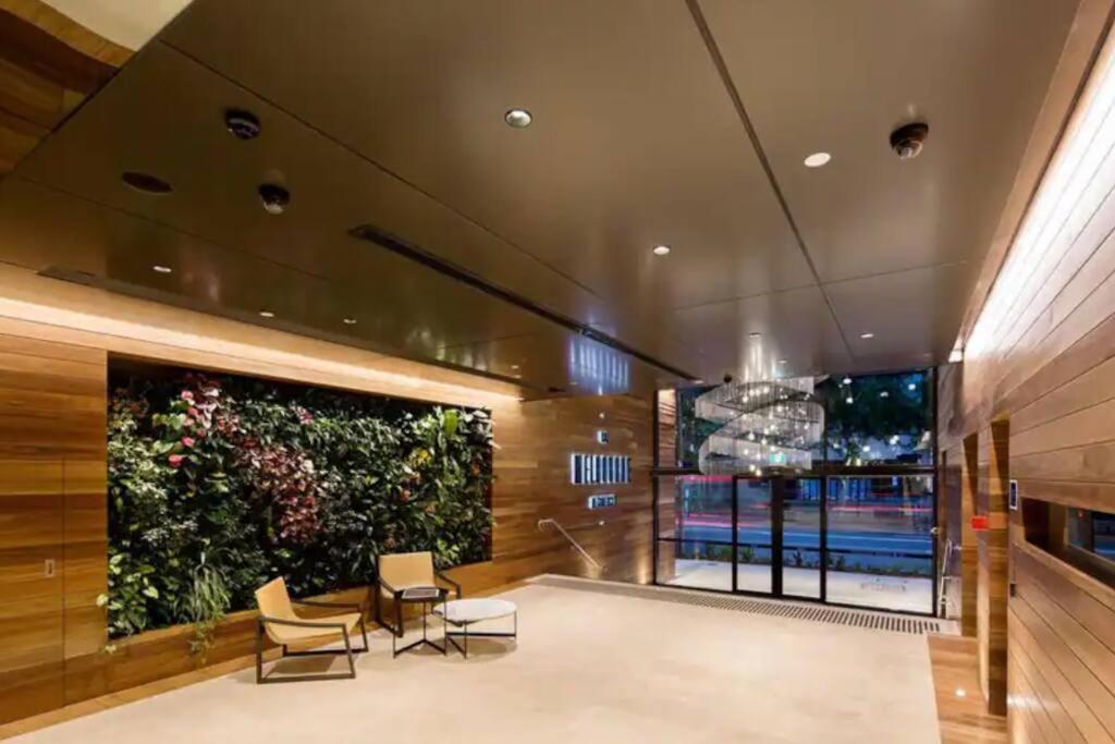 Elegant Urban Hideaway - Private Luxury Residential Apartment, walk to South Bank & Free Carpark