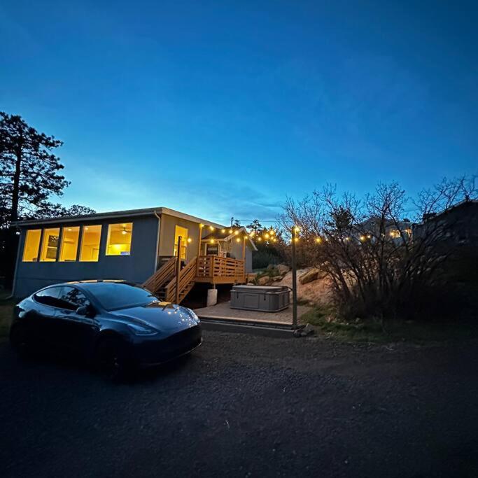 Near Red Rocks with Hot Tub, Fire Pit and Views