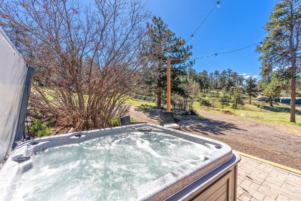 Near Red Rocks with Hot Tub, Fire Pit and Views