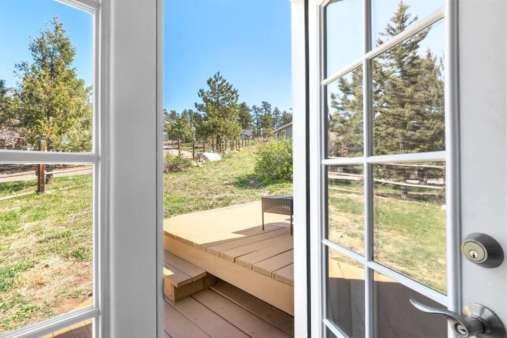 Near Red Rocks with Hot Tub, Fire Pit and Views